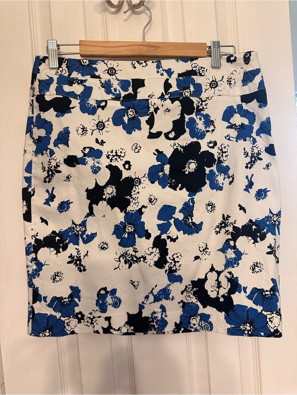 Donna Ricco White Midi Skirt with Blue and Black Floral Print